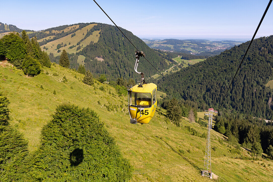 Bergpanorama vom Hochgrat mit Hochgratbahn bei Steibis im Oberallgäu in Bayern in Deutschland