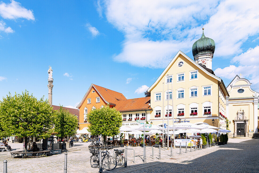 Marienplatz mit Mariensäule und Pfarrkirche St. Nikolaus in Immenstadt im Allgäu in Bayern in Deutschland