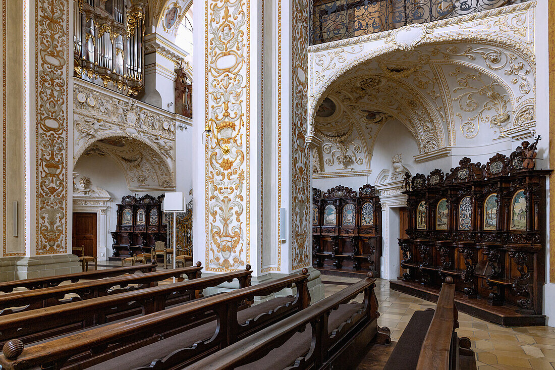 Chor mit Chorgestühl, Stuckaturen und Blick auf die Orgel der Basilika St. Lorenz in Kempten im Allgäu in Bayern in Deutschland