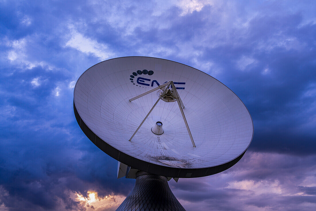 Ein Radioteleskop der Erdfunkstelle Raisting vor malerischen Gewitterwolken, Raisting, Oberbayern, Bayern, Deutschland