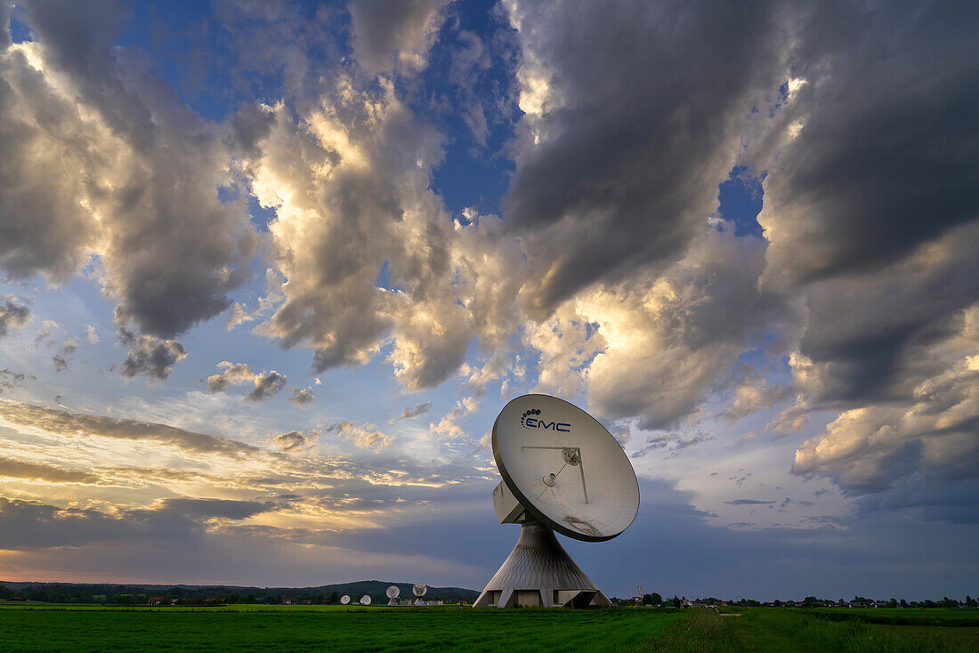 Radioteleskope der Erdfunkstelle Raisting vor malerischen Gewitterwolken, Raisting, Oberbayern, Bayern, Deutschland