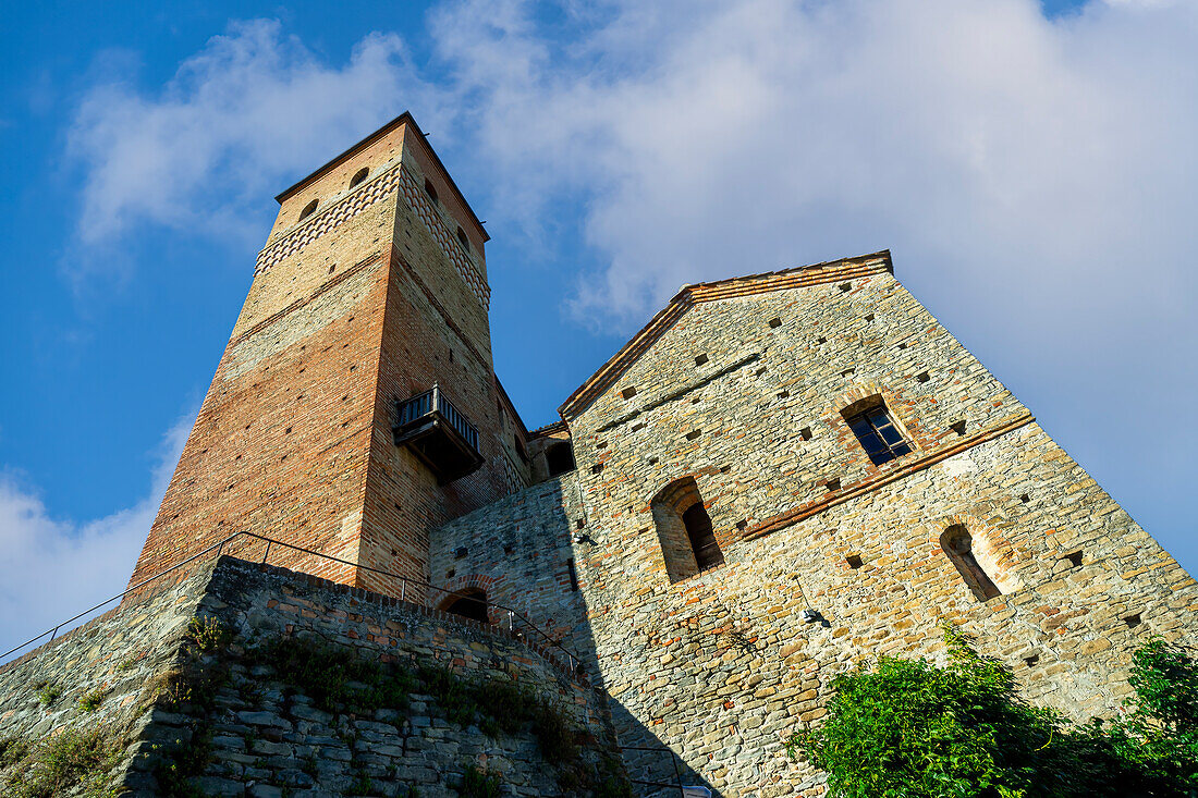 Blick hoch zur malerischen Burg von Serralunga d'Alba, Langhe, Piemont, Italien