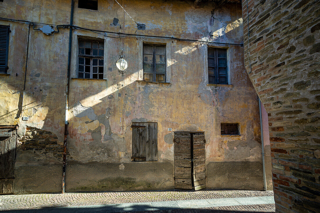 In den malerischen Gassen von Serralunga d'Alba, Langhe, Piemont, Italien