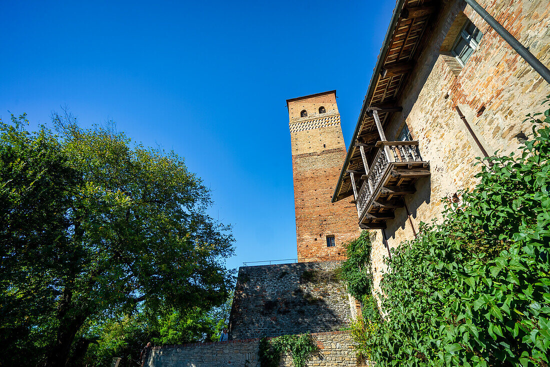 Blick hoch zur malerischen Burg von Serralunga d'Alba, Langhe, Piemont, Italien