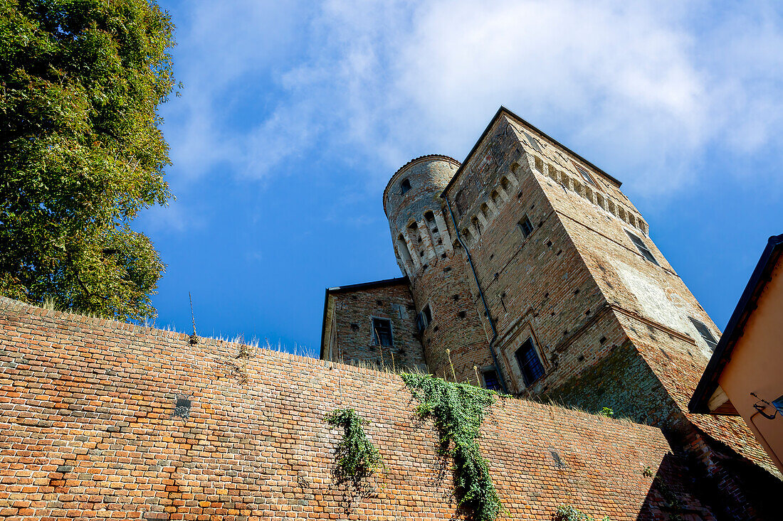 Blick hoch zum malerischen Castello di Roddi, Roddi, Provinz Cuneo, Piemont, Italien, Europa