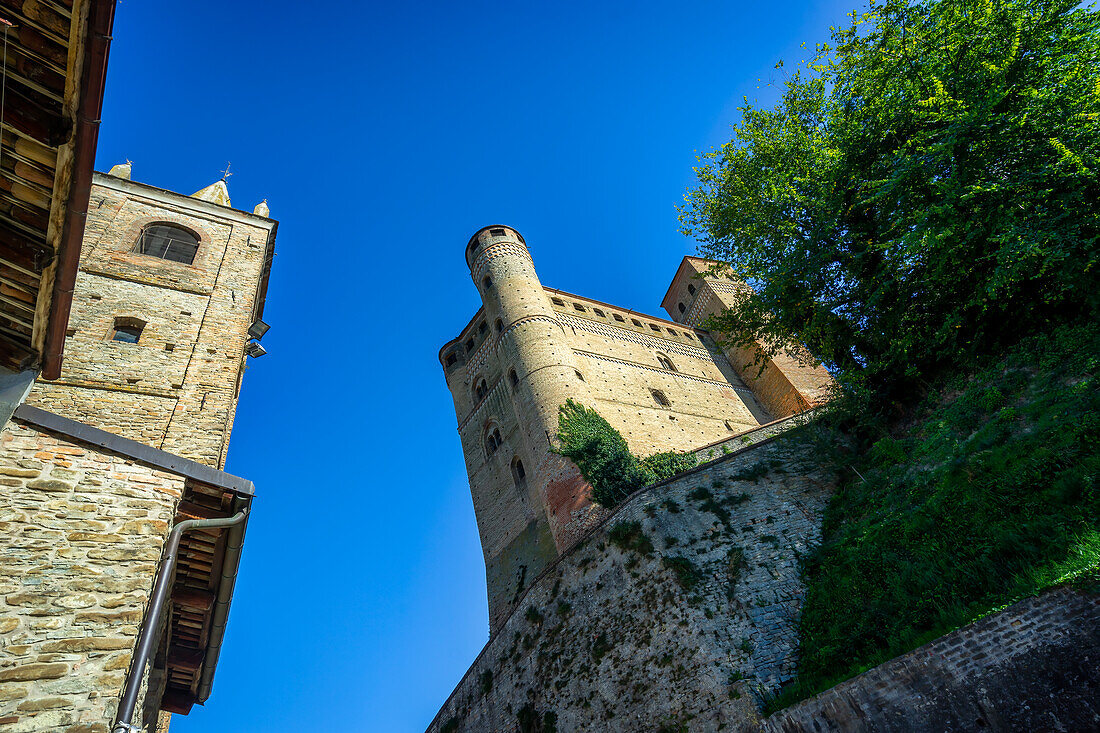 Blick hoch zur malerischen Burg von Serralunga d'Alba, Langhe, Piemont, Italien