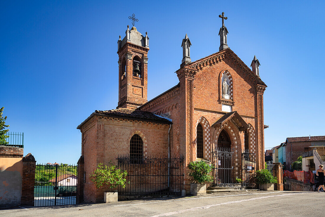 Kleine malerische Kirche in Villa Secondo, Piemont, Italien