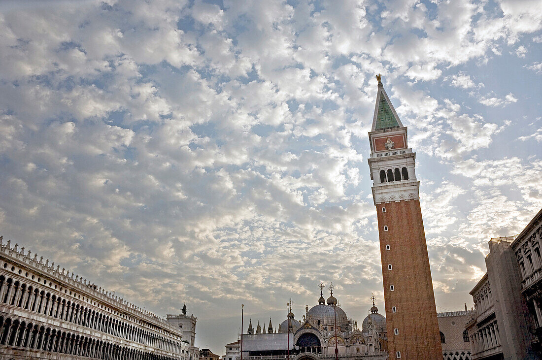 Markusplatz und Glockenturm, Venedig, Italien