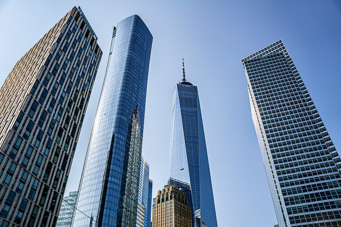 Skyline der Innenstadt mit One World Trade Center, Untersicht, New York City, New York, USA