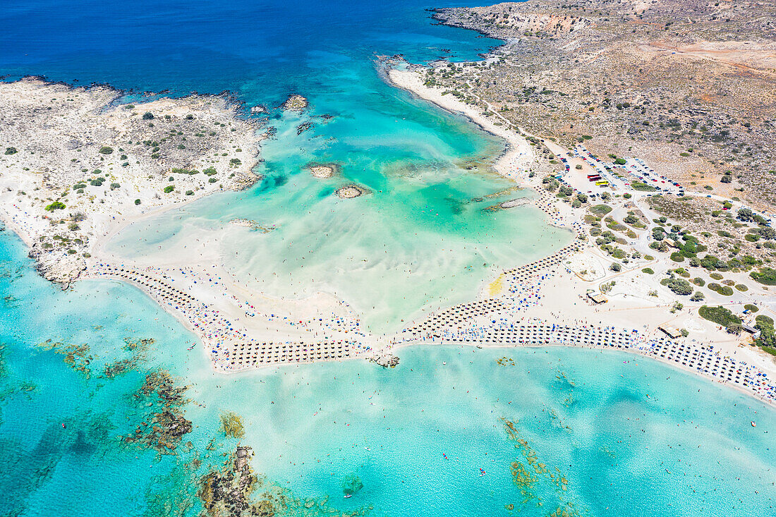 Luftaufnahme des ausgestatteten Strandes von Elafonissi inmitten der unberührten türkisfarbenen Lagune, Insel Kreta, griechische Inseln, Griechenland, Europa