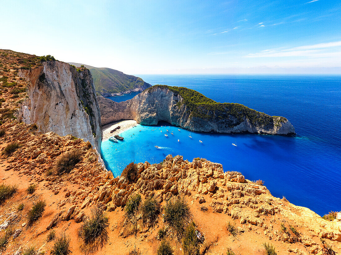 Luftaufnahme der majestätischen Klippen über dem idyllischen Strand von Navagio (Shipwreck Beach), Insel Zakynthos, griechische Inseln, Griechenland, Europa