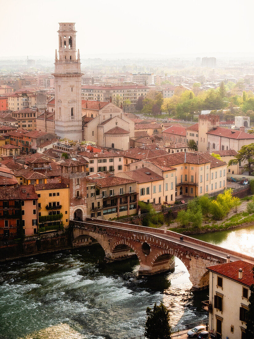 Blick auf Ponte Pietra von Castel San Pietro, Verona, Venetien, Italien, Europa
