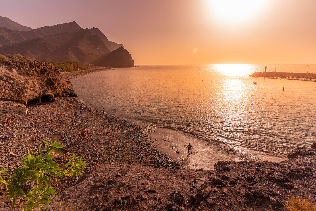 Blick auf Strand und Küste mit Bergen im Hintergrund während der goldenen Stunde, Puerto de La Aldea, Gran Canaria, Kanarische Inseln, Spanien, Atlantik, Europa