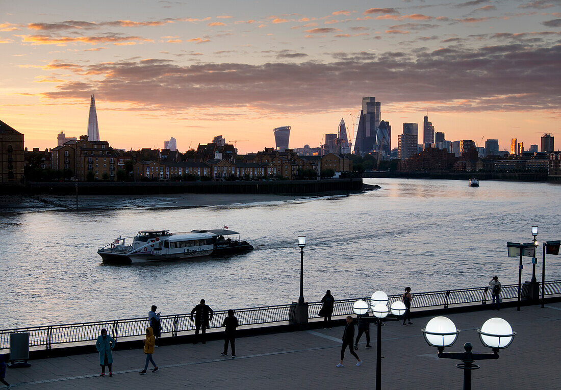 City of London Skyline von Canary Wharf Promenade, London, England, Vereinigtes Königreich, Europa
