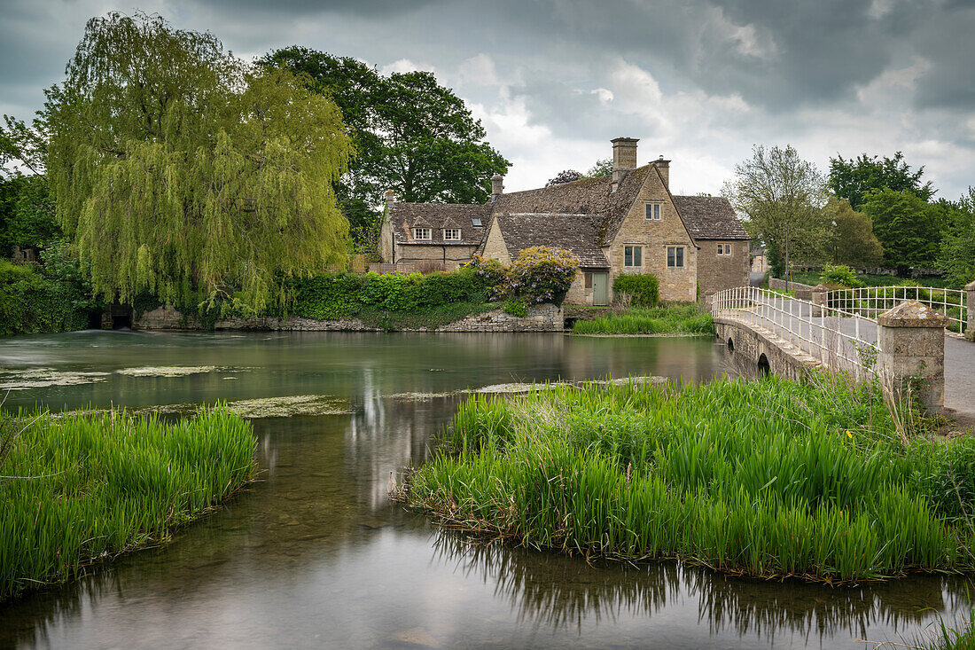 Hübsches Mühlenhaus am Ufer des Flusses Coln im Frühjahr im Cotswolds-Dorf Fairford, Gloucestershire, England, Vereinigtes Königreich, Europa
