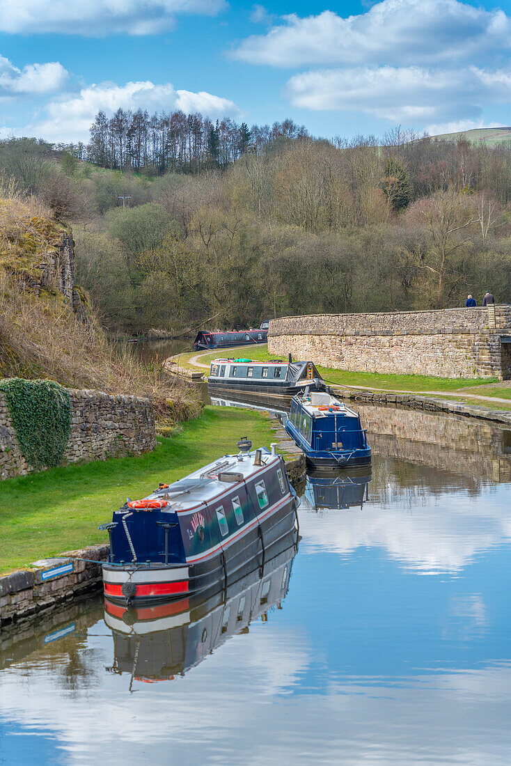 Blick auf schmale Boote am Bugsworth Basin, Bugsworth, Peak Forest Canal, High Peak, Derbyshire, England, Vereinigtes Königreich, Europa