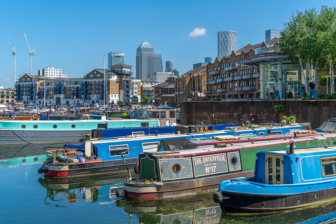 Blick auf Kanalboote in der Marina am Limehouse Basin und Canary Wharf im Hintergrund, Limehouse, London, England, Vereinigtes Königreich, Europa