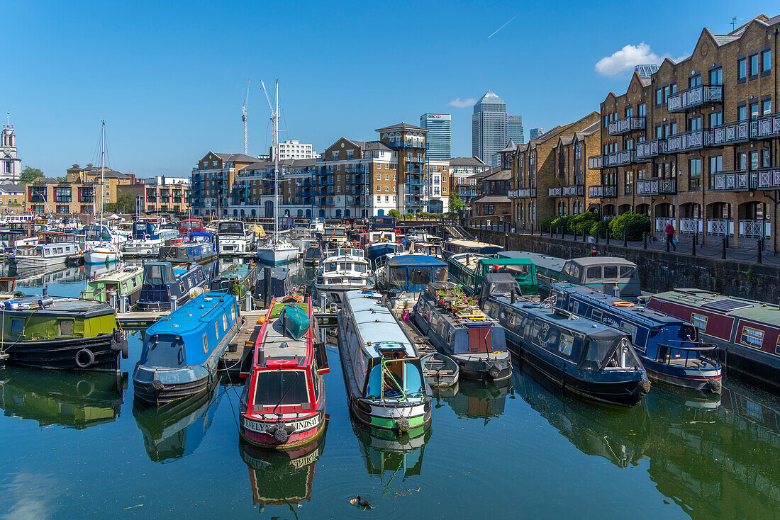 Blick auf Kanalboote in der Marina am Limehouse Basin und Canary Wharf im Hintergrund, Limehouse, London, England, Vereinigtes Königreich, Europa