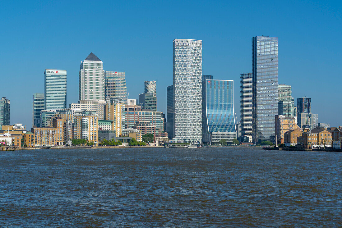 Ansicht von Canary Wharf Hochhäusern aus dem Thames Path, London, England, Vereinigtes Königreich, Europa