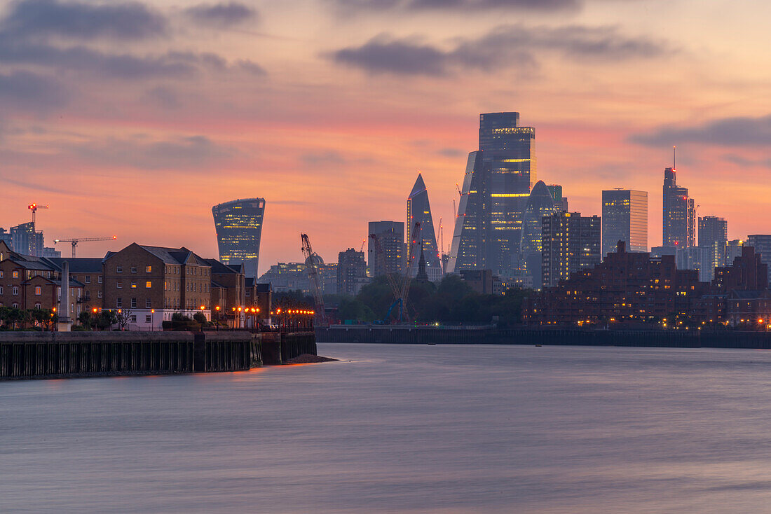 Blick auf die Skyline der Stadt bei Sonnenuntergang vom Thames Path, London, England, Vereinigtes Königreich, Europa