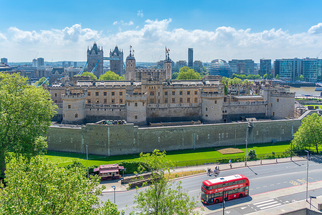 Blick auf den Tower of London, UNESCO-Weltkulturerbe und die Tower Bridge von erhöhter Position, London, England, Vereinigtes Königreich, Europa