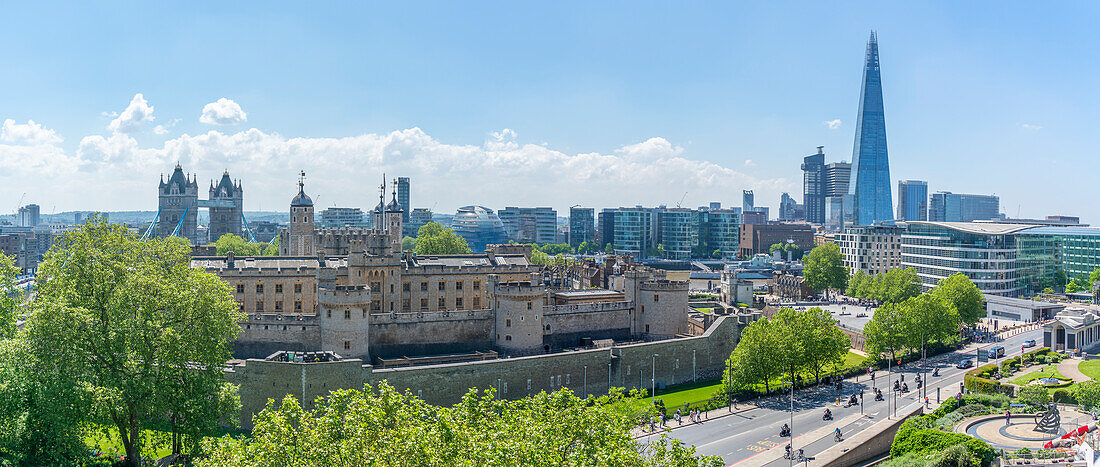 Blick auf The Shard und Tower of London von Bar auf der Dachterrasse, London, England, Vereinigtes Königreich, Europa