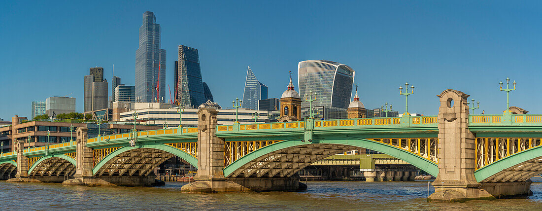 Blick auf die Southwark Bridge und die City of London im Hintergrund, London, England, Vereinigtes Königreich, Europa
