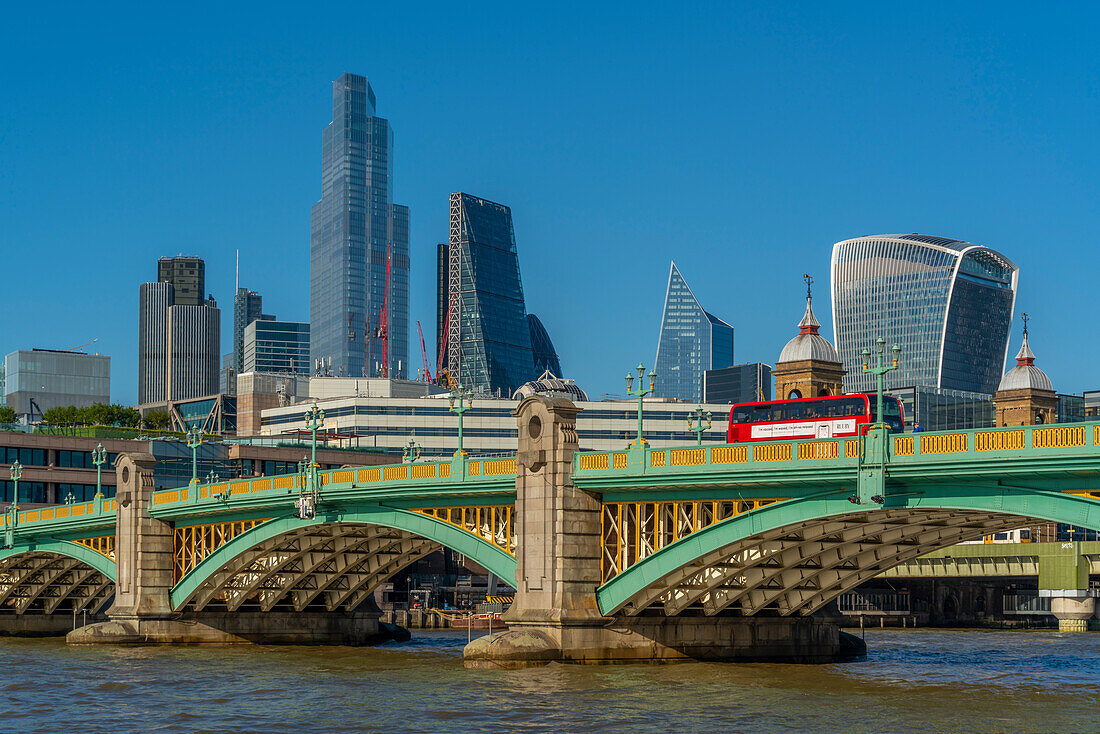 Blick auf die Southwark Bridge und die City of London im Hintergrund, London, England, Vereinigtes Königreich, Europa