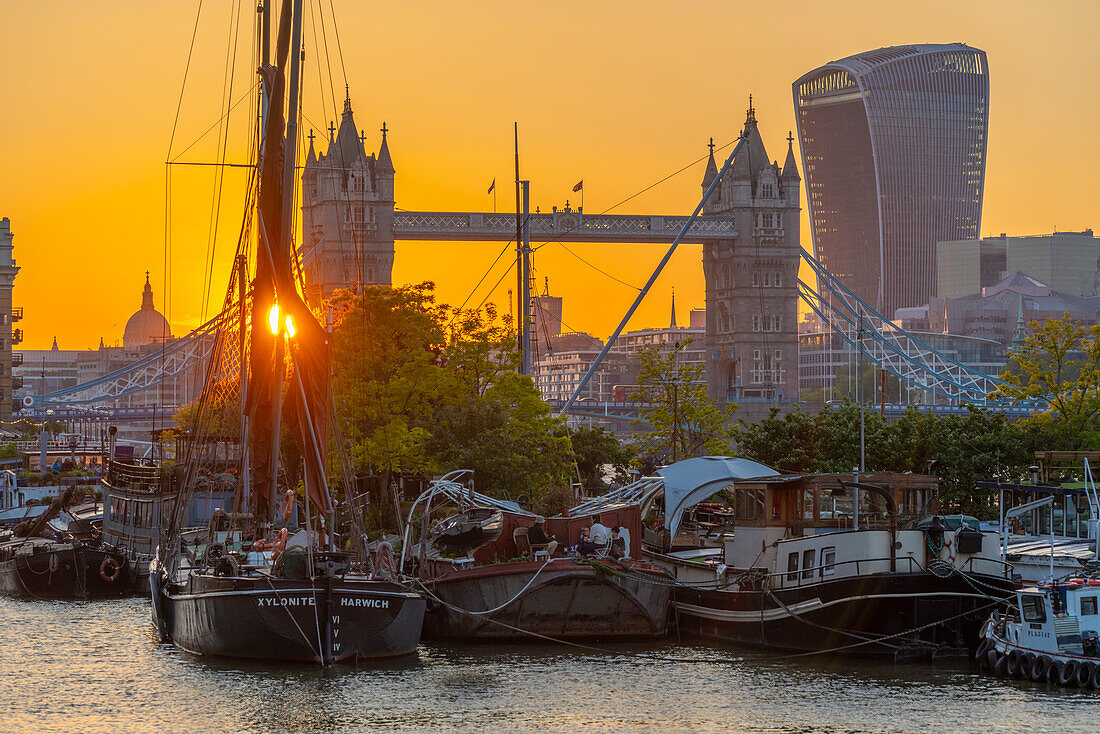 Blick auf die Tower Bridge und die City of London im Hintergrund bei Sonnenuntergang, London, England, Vereinigtes Königreich, Europa