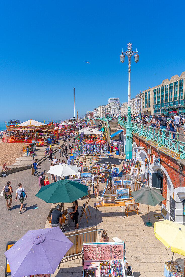 Blick auf das Karussell am Meer und die bunten Souvenirstände, Brighton, East Sussex, England, Vereinigtes Königreich, Europa