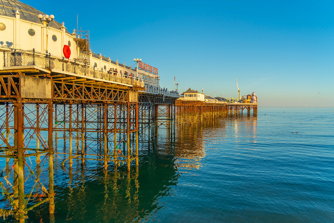 Blick auf Brighton Palace Pier in der späten Nachmittagssonne, Brighton, East Sussex, England, Vereinigtes Königreich, Europa