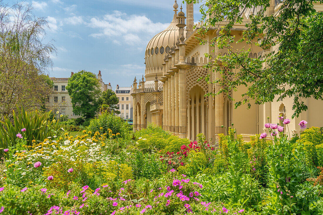 Blick auf Brighton Pavilion und Gärten im Hochsommer, Brighton, Sussex, England, Vereinigtes Königreich, Europa