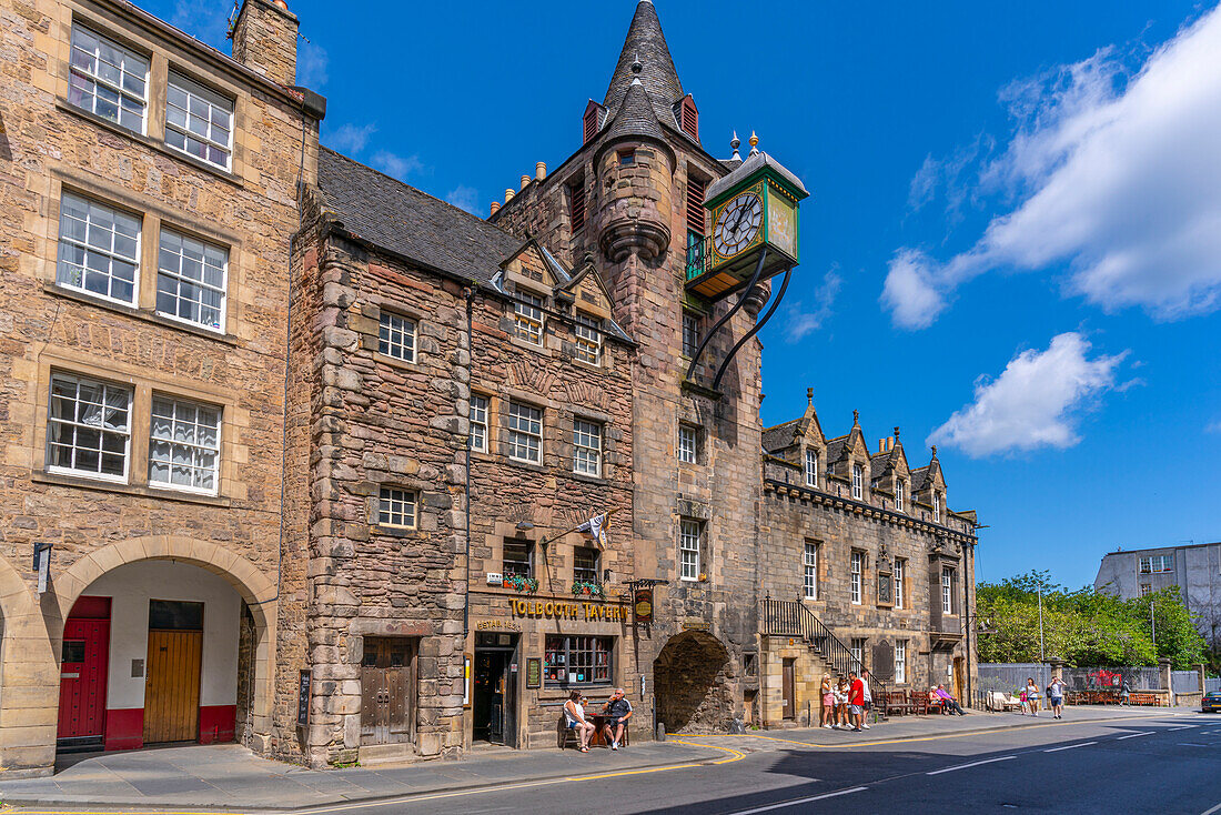 Blick auf das People's Story Museum und Tolbooth Tavern auf der Golden Mile (Royal Mile), Canongate, Edinburgh, Schottland, Vereinigtes Königreich, Europa