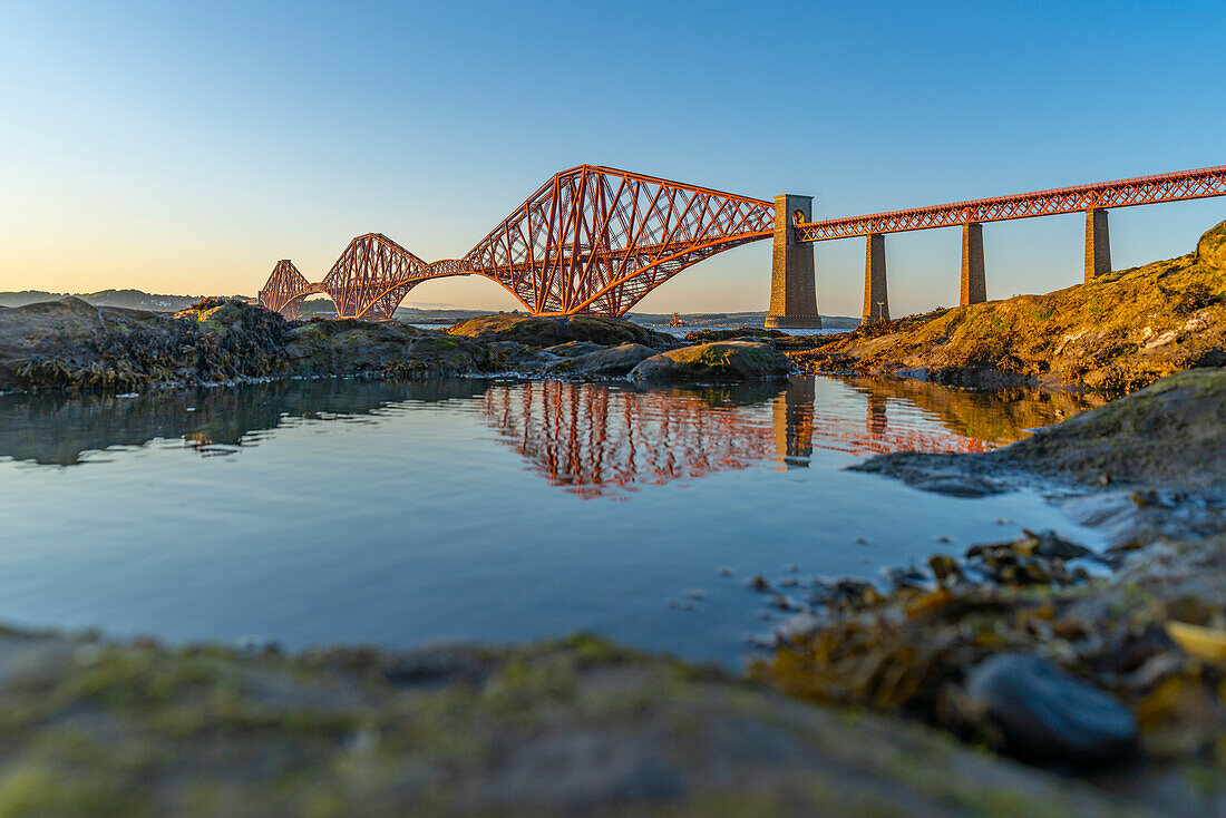 Blick auf die Forth Rail Bridge, UNESCO-Weltkulturerbe, über den Firth of Forth, South Queensferry, Edinburgh, Lothian, Schottland, Vereinigtes Königreich, Europa
