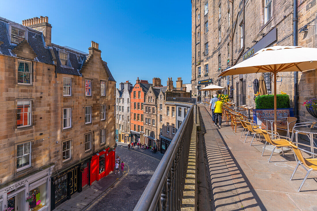 Blick auf Cafés auf der Victoria Terrace, mit Blick auf W Bow (West Bow) in der Nähe von Grassmarket, Edinburgh, Lothian, Schottland, Vereinigtes Königreich, Europa