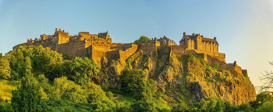 Blick auf das Edinburgh Castle von der Princes Street bei Sonnenuntergang, UNESCO-Weltkulturerbe, Edinburgh, Schottland, Vereinigtes Königreich, Europa