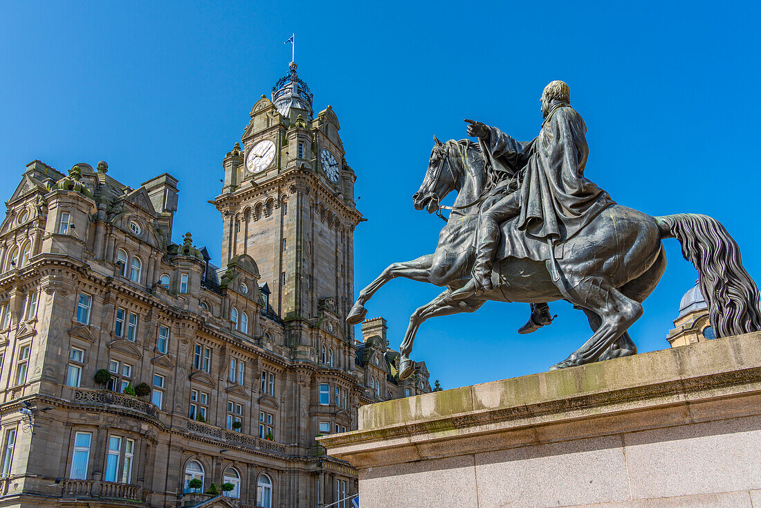 Blick auf das Balmoral Hotel und die Statue von Arthur Wellesley (The Iron Duke) (Herzog von Wellington) auf der Princes Street, Edinburgh, Schottland, Vereinigtes Königreich, Europa