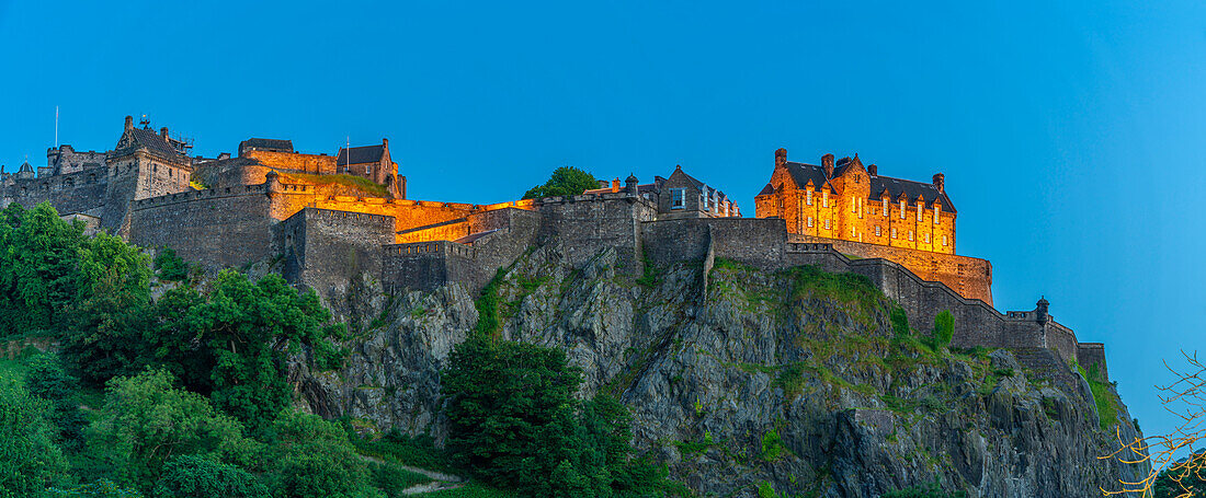Blick auf das Edinburgh Castle von der Princes Street in der Abenddämmerung, UNESCO-Weltkulturerbe, Edinburgh, Schottland, Vereinigtes Königreich, Europa