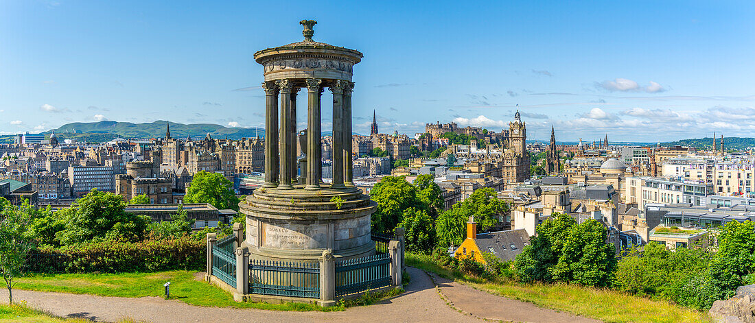 Blick auf die Skyline der Innenstadt und Dugald Stewart Monument, Edinburgh, Schottland, Vereinigtes Königreich, Europa
