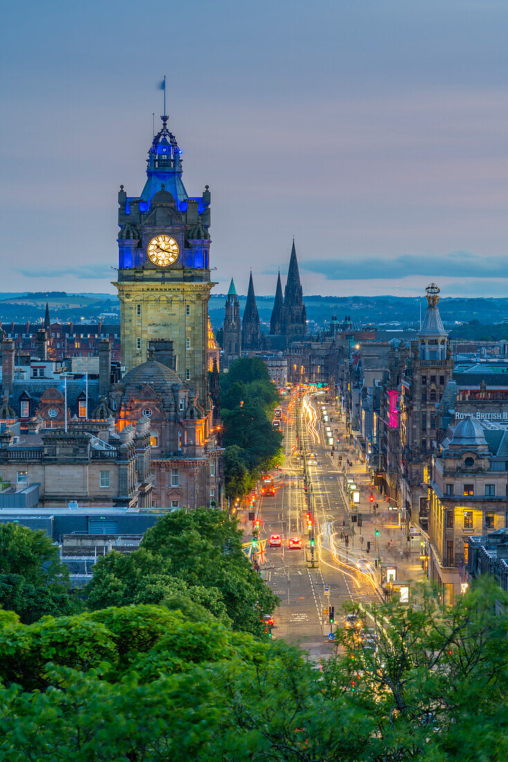 Blick auf das Balmoral Hotel und die Princes Street vom Calton Hill in der Abenddämmerung, Edinburgh, Lothian, Schottland, Vereinigtes Königreich, Europa