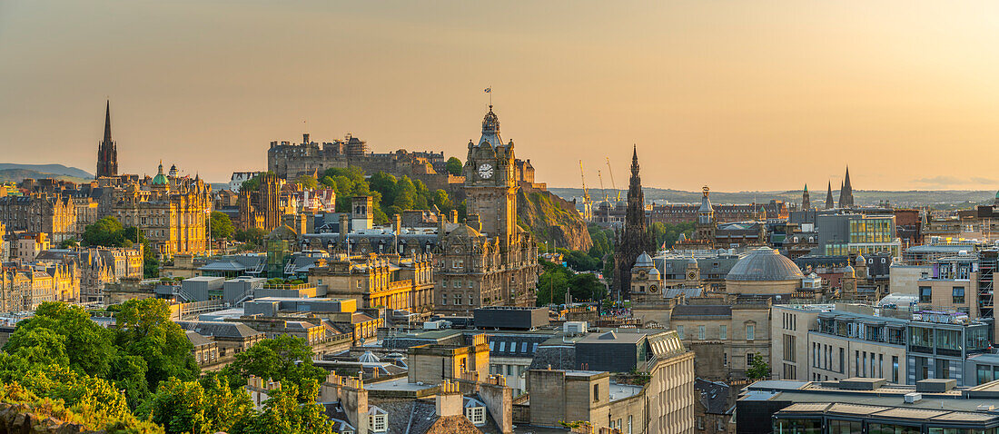 Blick auf das Edinburgh Castle, das Balmoral Hotel und die Skyline der Stadt vom Calton Hill zur goldenen Stunde, Edinburgh, Lothian, Schottland, Vereinigtes Königreich, Europa