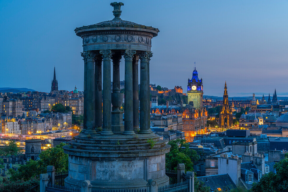 Blick auf Edinburgh Castle, Balmoral Hotel und Dugald Stewart Monument vom Calton Hill in der Abenddämmerung, UNESCO-Weltkulturerbe, Edinburgh, Lothian, Schottland, Vereinigtes Königreich, Europa