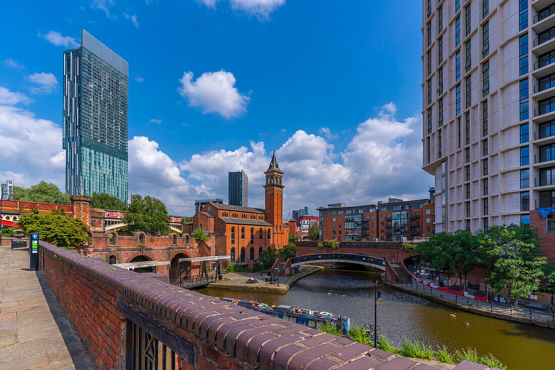Blick auf 301 Deansgate, St.-Georgs-Kirche, Castlefield Canal, Manchester, England, Vereinigtes Königreich, Europa