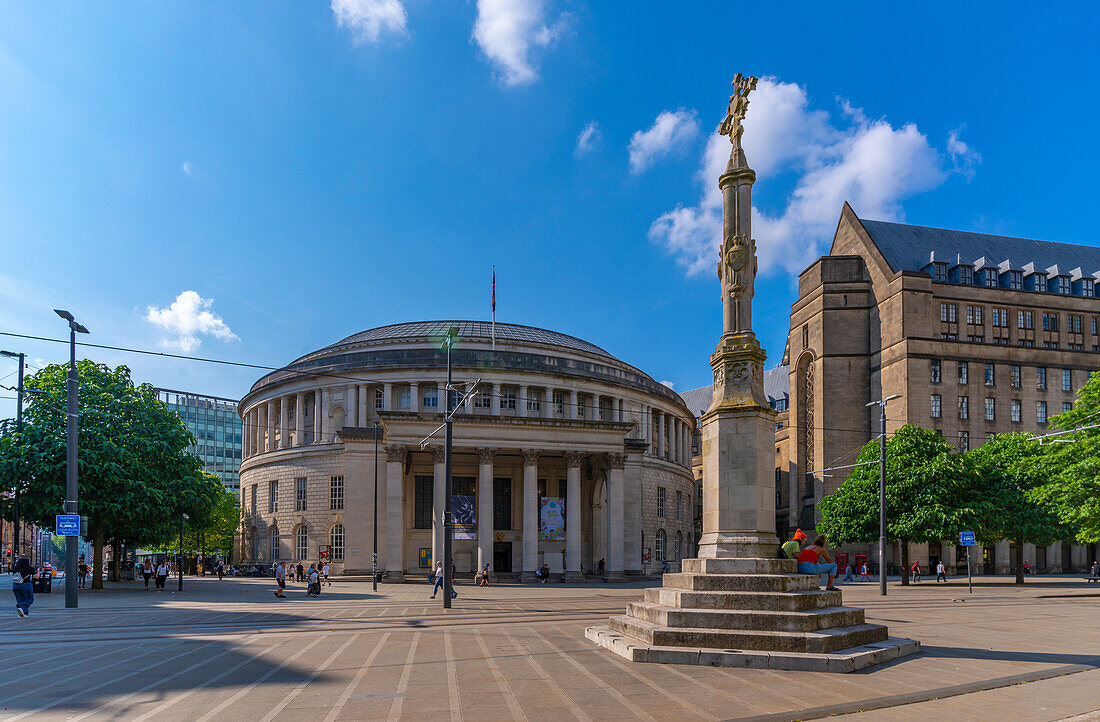 Blick auf die Zentralbibliothek und das Denkmal auf dem Petersplatz, Manchester, Lancashire, England, Vereinigtes Königreich, Europa