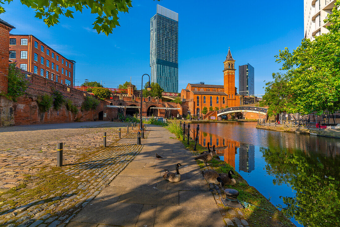 Blick auf 301 Deansgate, St.-Georgs-Kirche, Castlefield Canal, Manchester, England, Vereinigtes Königreich, Europa