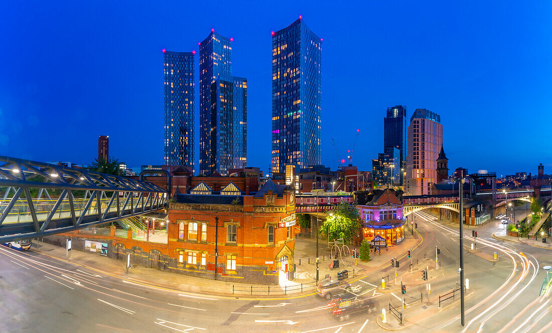 Blick auf die Deansgate Station und die Skyline der Stadt in der Abenddämmerung, Manchester, Lancashire, England, Vereinigtes Königreich, Europa
