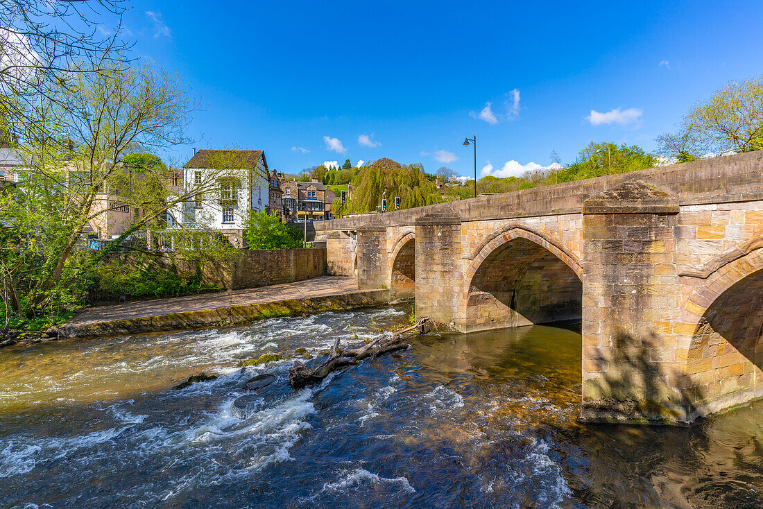 Blick auf die Brücke über den Derwent River in Matlock Town, Derbyshire, England, Vereinigtes Königreich, Europa