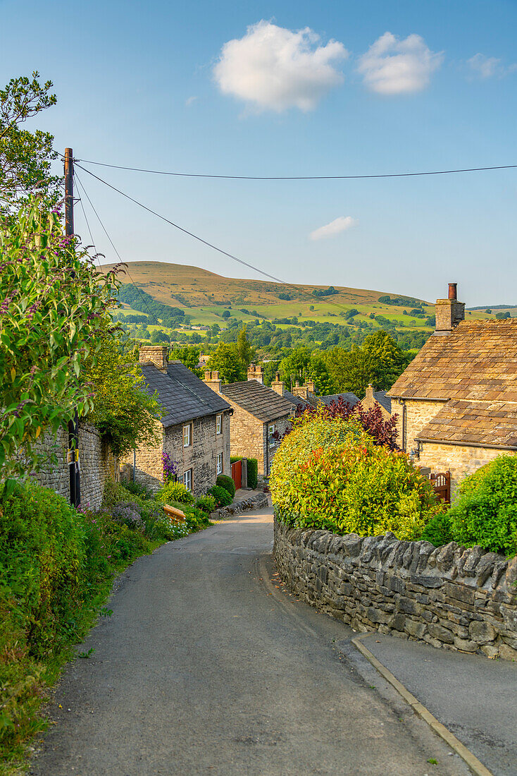 Blick auf das Dorf Castleton im Hope Valley, Nationalpark Peak District, Derbyshire, England, Vereinigtes Königreich, Europa