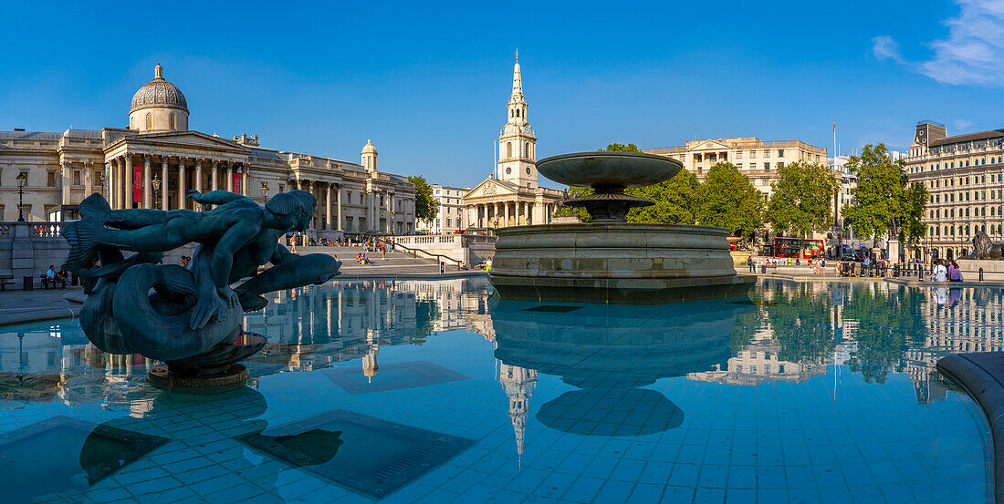 Blick auf die National Gallery, St. Martins-in-the-Fields-Kirche und Brunnen auf dem Trafalgar Square, Westminster, London, England, Vereinigtes Königreich, Europa