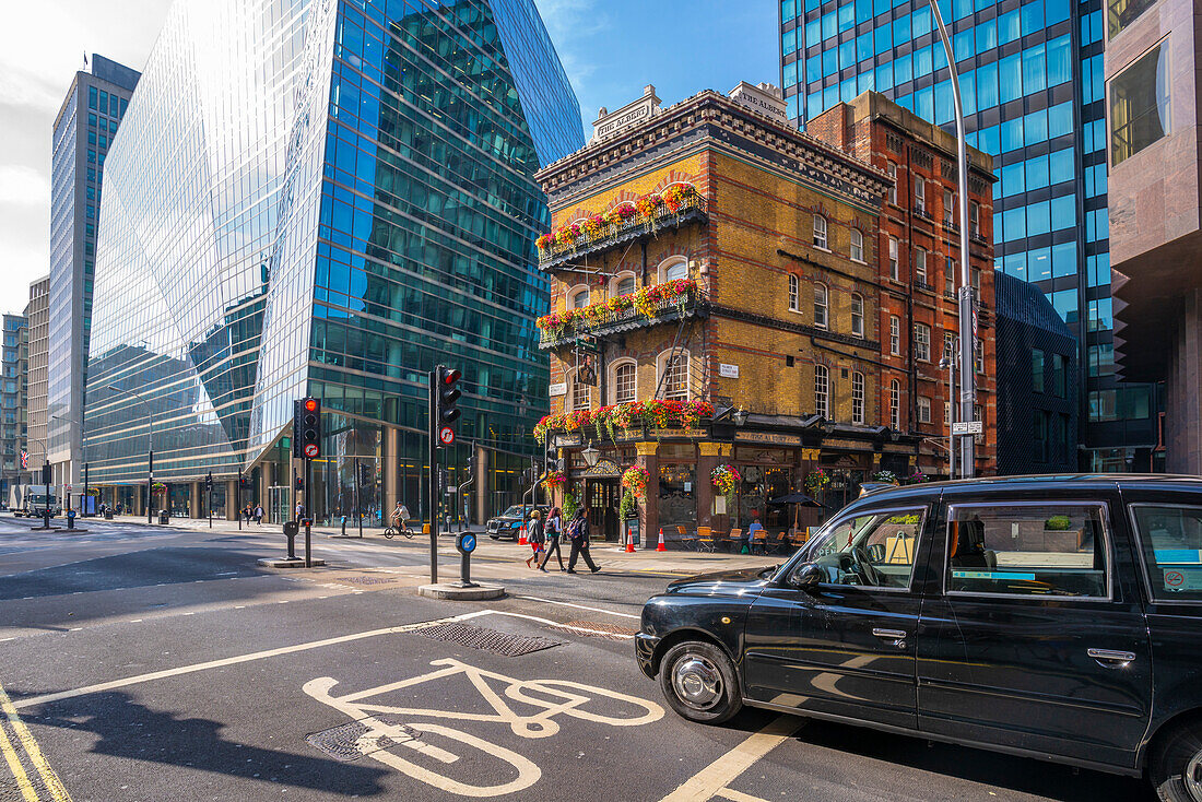Blick auf The Albert, ein altes Londoner Pub, in der Victoria Street, umgeben von modernen Gebäuden, Westminster, London, England, Vereinigtes Königreich, Europa